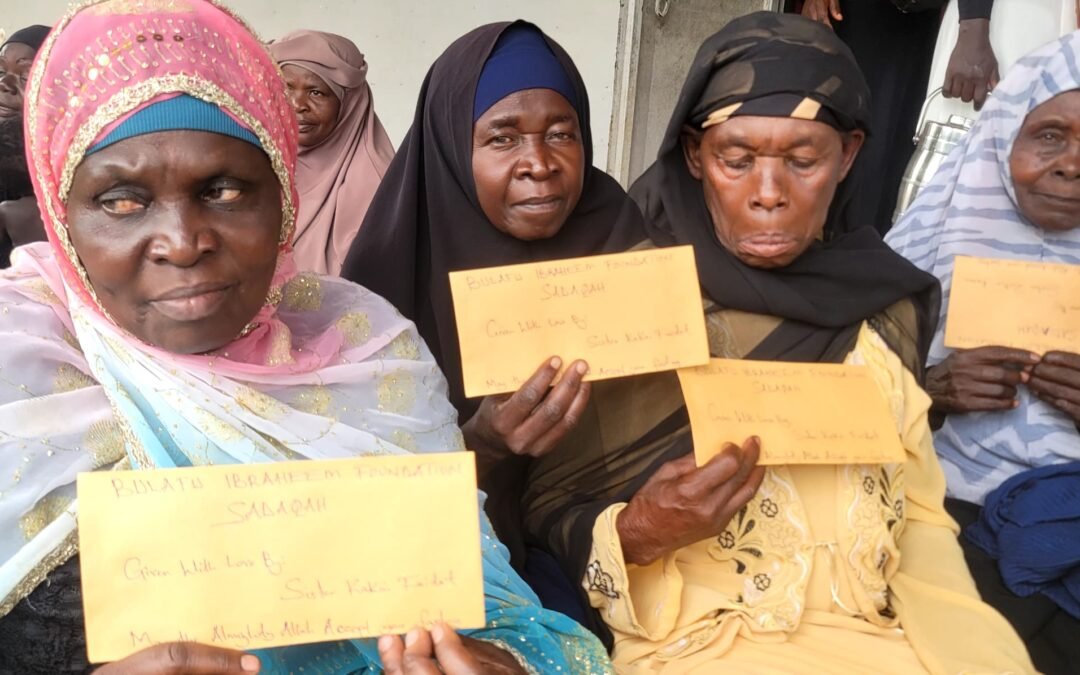 Iftar Envelopes to Elderly Women.